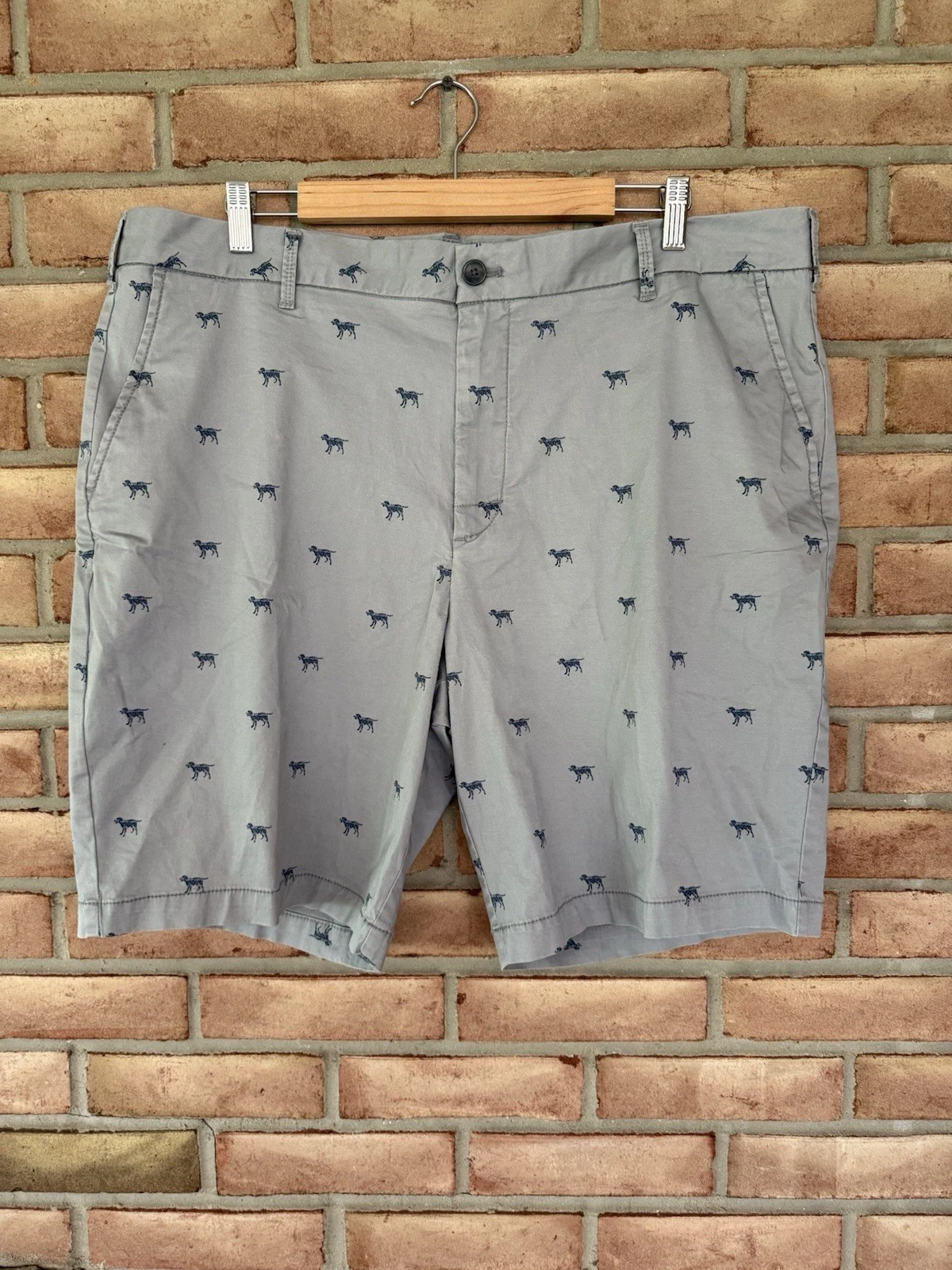 Izod Advantage Performance Flat Front Shorts Size 40 x 9.5 Gray Dog Print