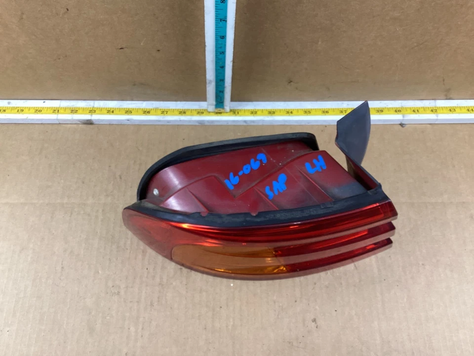 2001-2002 Kia Optima Magentis Left Driver Side Tail Light 924113C020 OEM - Image 3 of 4