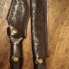 Lot de 2 couteaux de cuisine à lame fixe, étuis cuir gravé, manches bois