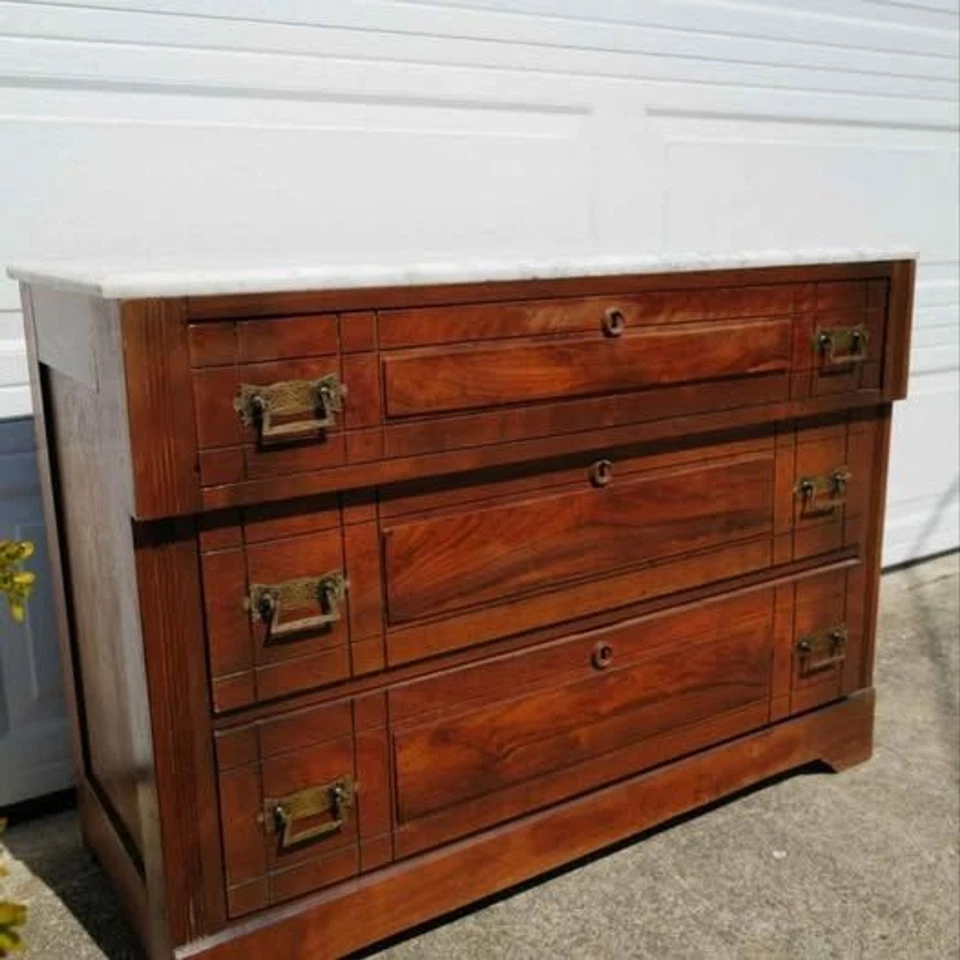 Cómoda antigua de madera con tapa de mármol Foto 2 de 4