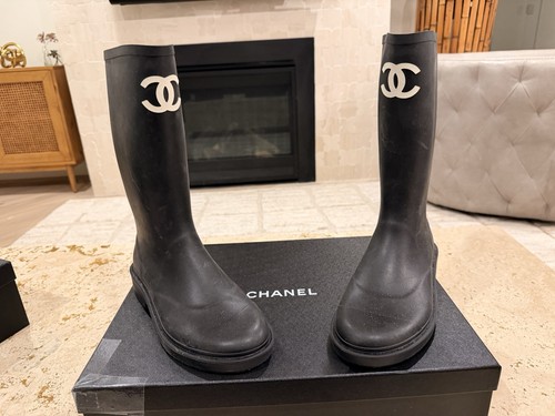 CHANEL 22A CC Logo Black Rubber High Rain Boots G38355 Size 40 Box Dust Bags
