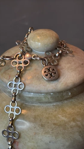 Collana con croce firmata Tory Burch lunghezza 32 pollici