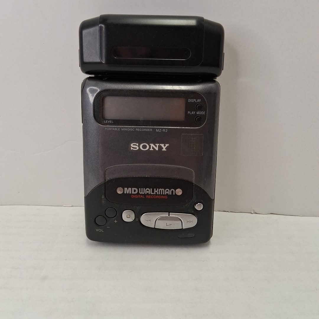 SONY MZ-R2 MD Walkman ポータブルMDプレーヤー b38 SONY MZ-R2 MD Walkman Mini Disc Player, w/Battery Case, Remote