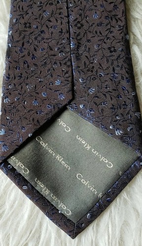 BELLISSIMA CRAVATTA CALVIN KLEIN 100% SETA...58" x 4"..VIOLA CON FANTASIA..OTTIMA! - Foto 2 di 5