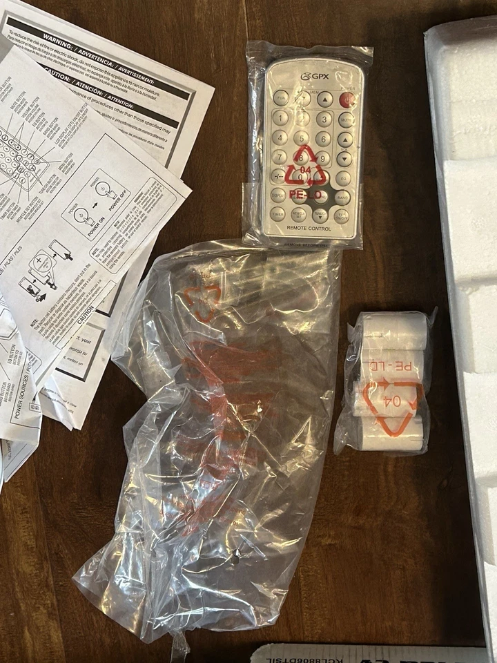 Reloj de radio AM/FM debajo del gabinete GPX cámper TV LCD de 7" con banda climática remota Foto 3 de 4