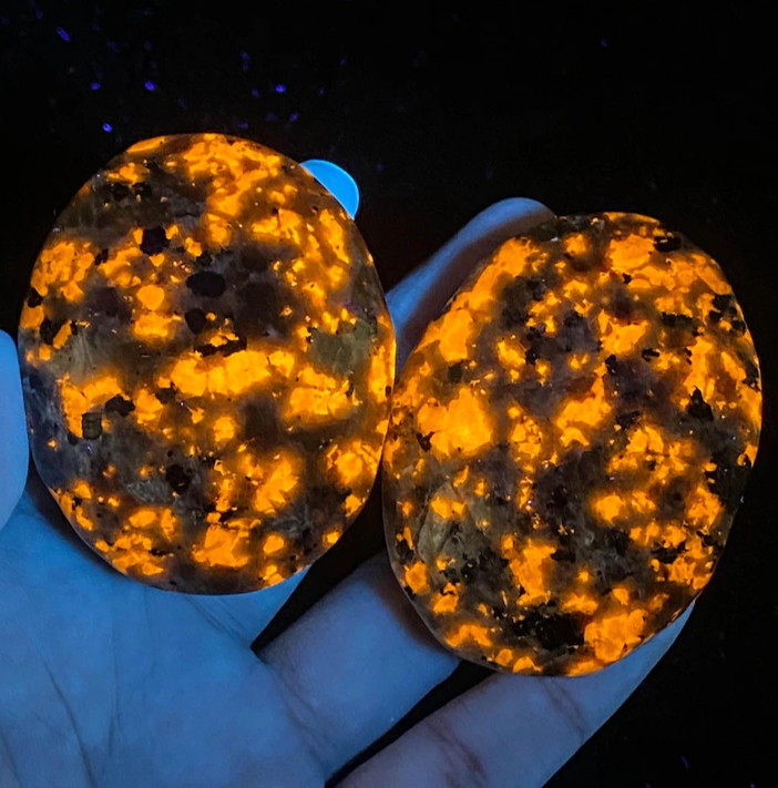 2025HOT! Yooperlite Palmstone UV Reactive Fluorescent Glowing Fire Rocks Stone