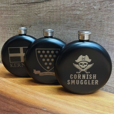 Flachmann aus schwarzem Metall mit Cornish-Motiv - 6 Unzen graviert mit einzigartigem Design