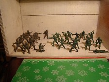 Plastic Army Men Green And Gray Lot of 24 Made In Hong Kong