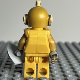 LEGO Castle Gold Crown Knight Minifigure w/ Sword & Shield CAS415 &ndash; Set 7079 2Y