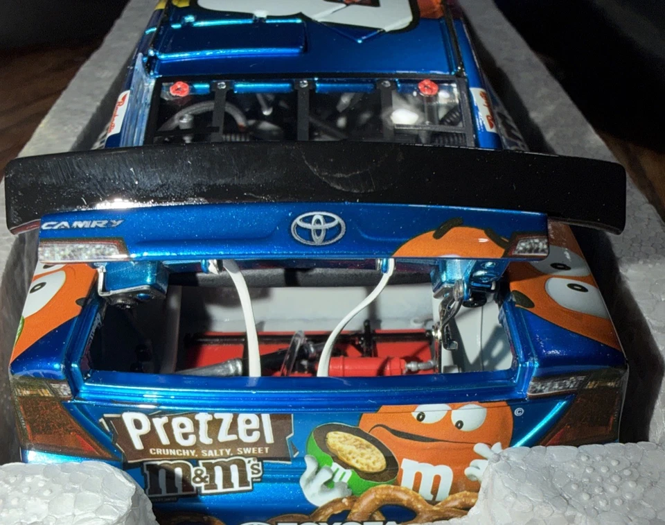 Kyle Busch M&M Pretzel Elite Camry 2014 color líquido. ¡Mega raro! NASCAR 1/24 Foto 4 de 4