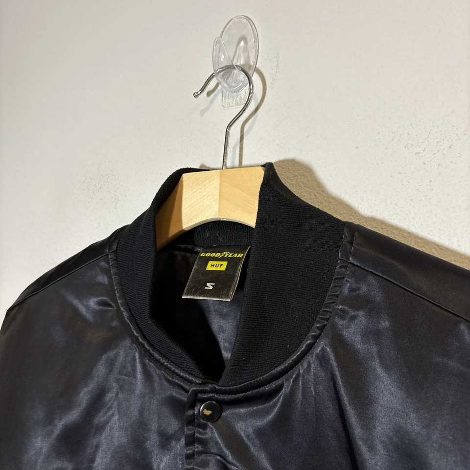 Chaqueta de bombardero HUF x Goodyear Racing satinada negra a presión para hombre pequeña bordada rara Foto 3 de 4