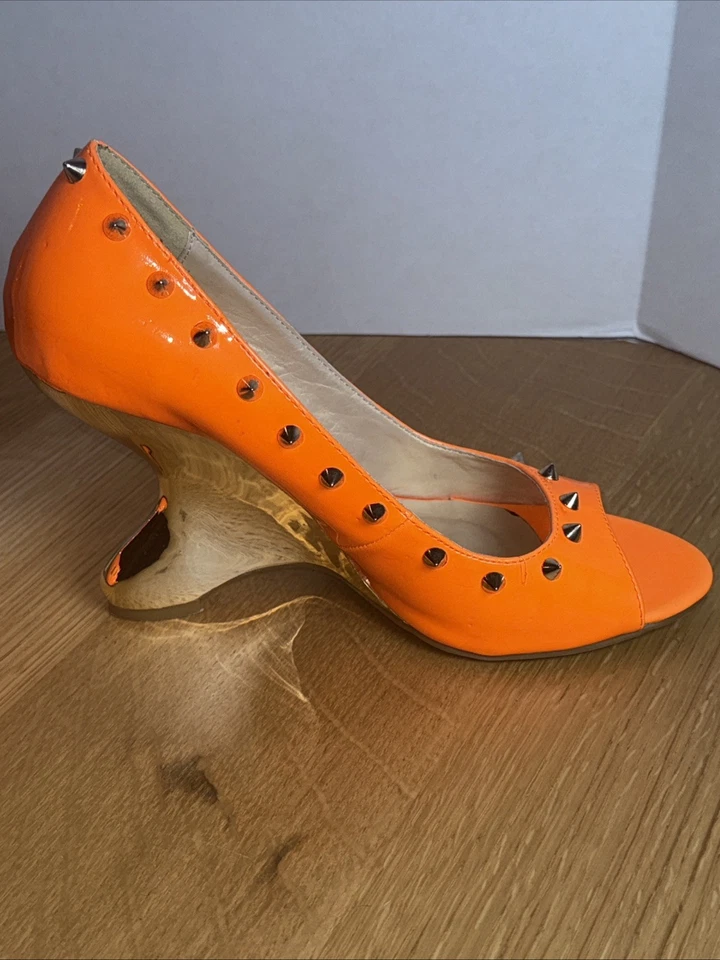 Zapato de tacón dorado con púas naranja único para mujer talla 9 Republic LA  Foto 3 de 4