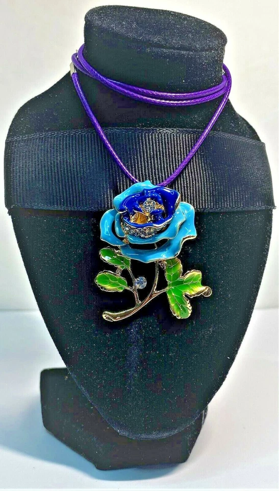 BROCHE BETSEY JOHNSON ESMALTE Y FLORES DE CRISTAL Y CORDÓN TRENZADO DE CUERO AZUL GRATIS Foto 3 de 4