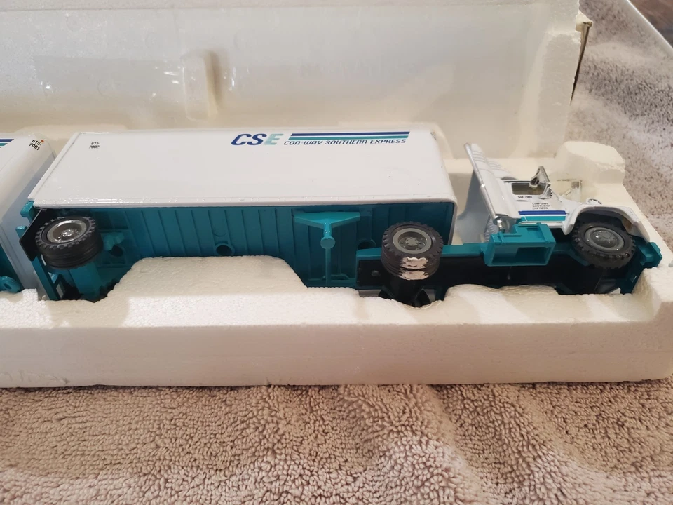 CSE Con-way Southern Express Doubles Ford Cab #117-633 TONKIN 1/53 - Image 4 of 4