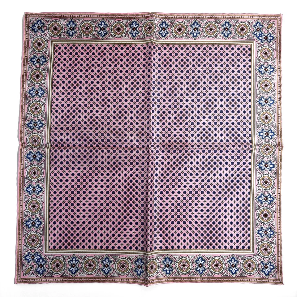 Cuadrado de bolsillo de seda floral rosa claro (hecho a mano en Inglaterra) Foto 4 de 4