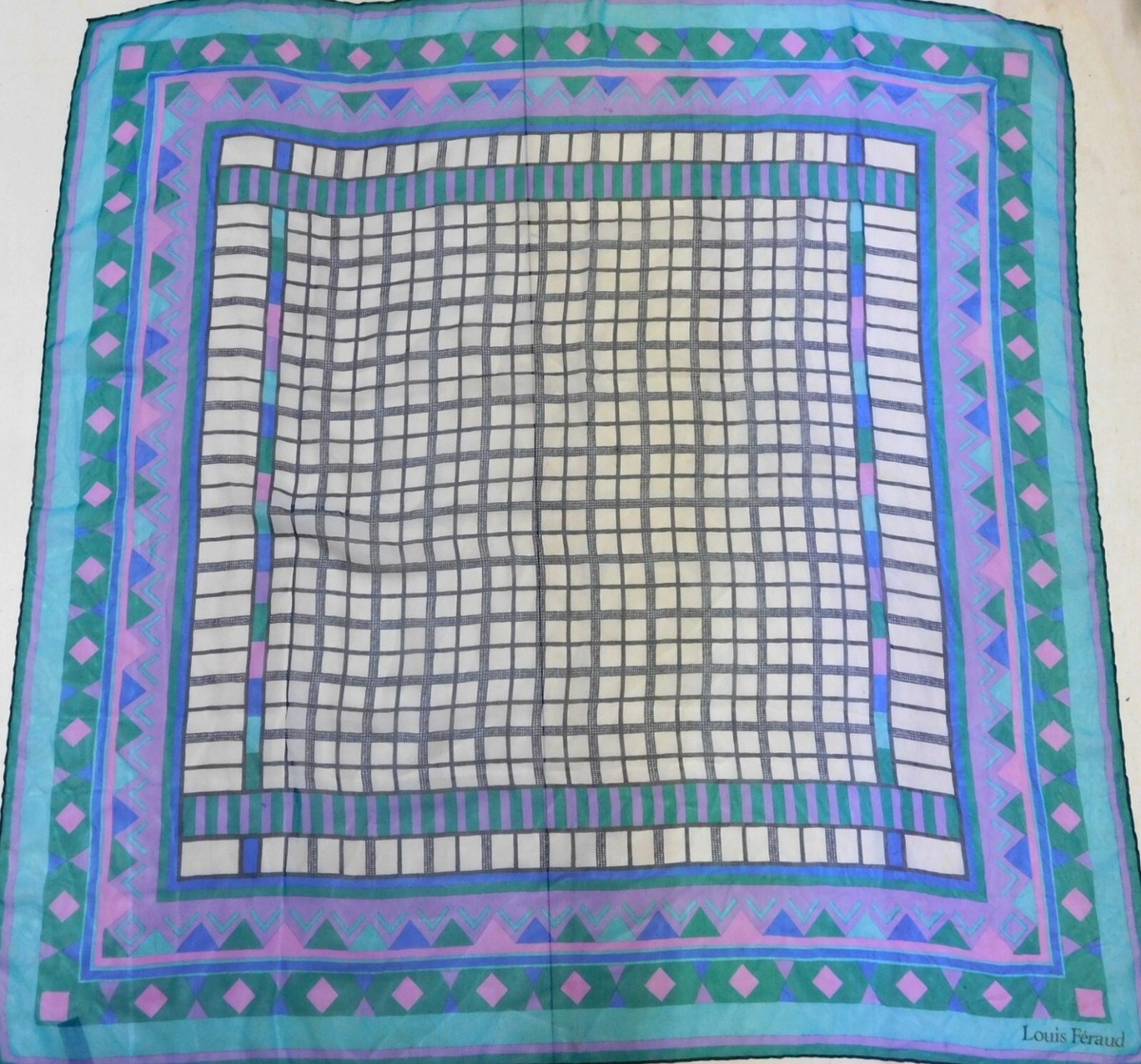 Foulard 100% Soie Vintage Louis Feraud - Dimensions 86cm X 88cm - Motif Géométrique Multicolore - Très Bon État
