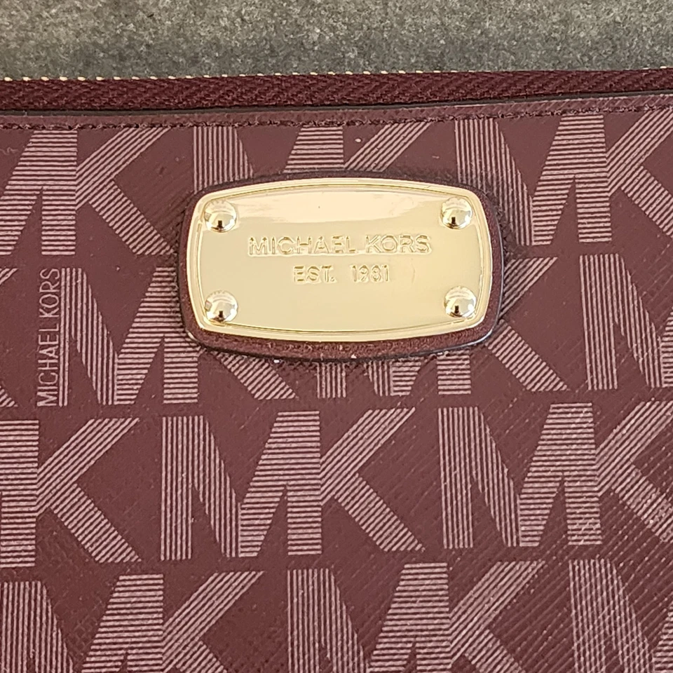 Cartera Muñequera Michael Kors Cremallera Alrededor Marrón Borgoña Monograma Lona Recubierta Foto 2 de 4