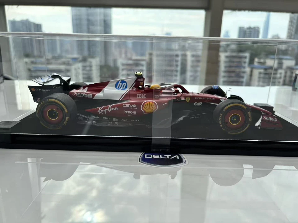 1/18 Looksmart FERRARI Formula One F1 SF-25China GP Sprint Winner Lewis Hamilton - Image 3 of 4