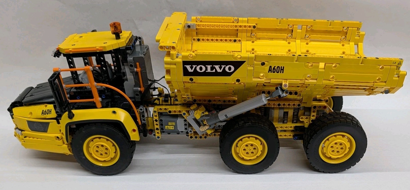 LEGO TECHNIC: 6x6 Volvo Articulated Hauler  Set 42114