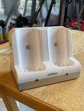 NYKO Charge Station Nintendo Wii Remote Control Rechargeable Battery Dock Base