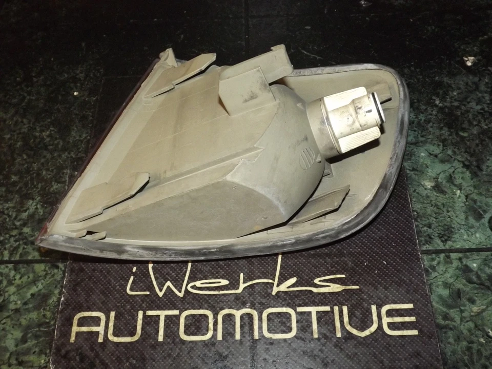 OEM 91-94 Audi 100 CS C4 front right corner turn signal / blinker light lamp FR - Image 4 of 4