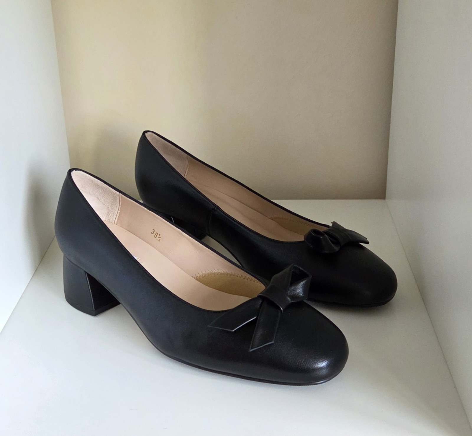 ZAPATOS DE CORTE SARGAZO Y GRIS CUERO NEGRO DETALLE TORCIDO TACÓN BAJO UK 5.5