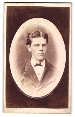 Fotografie Johann Bichler, Steyer, Elegantes Portrait eines jungen Mannes 