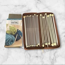 Leisure Arts Knitting Needles Mixed lot of 26 Plastic/Wood Needles W/ Case, Book