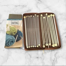 Leisure Arts Knitting Needles Mixed lot of 26 Plastic/Wood Needles W/ Case, Book