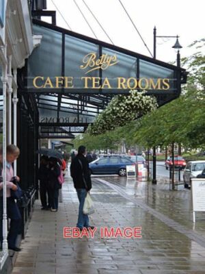FOTO EIN NASSER TAG IN ILKLEY VOR DEM BERÜHMT TEUREN BETTY'S CAFE AUF DEM GR