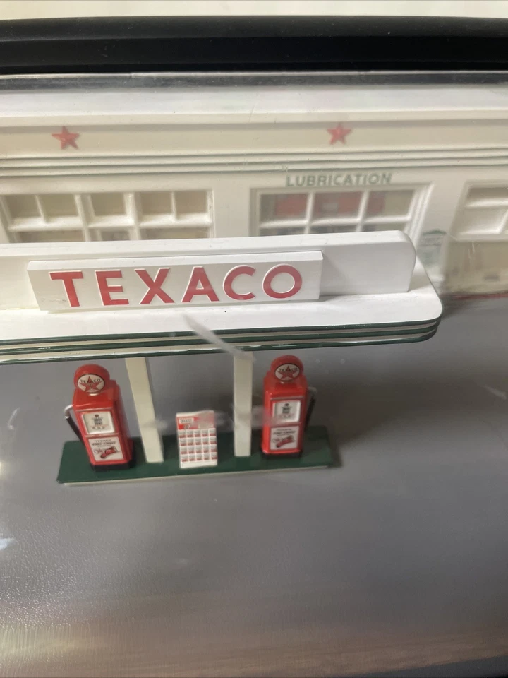 Franklin Mint Roadside Memories "Service With A Smile" 1:43 Diorama Texaco - Image 4 of 4