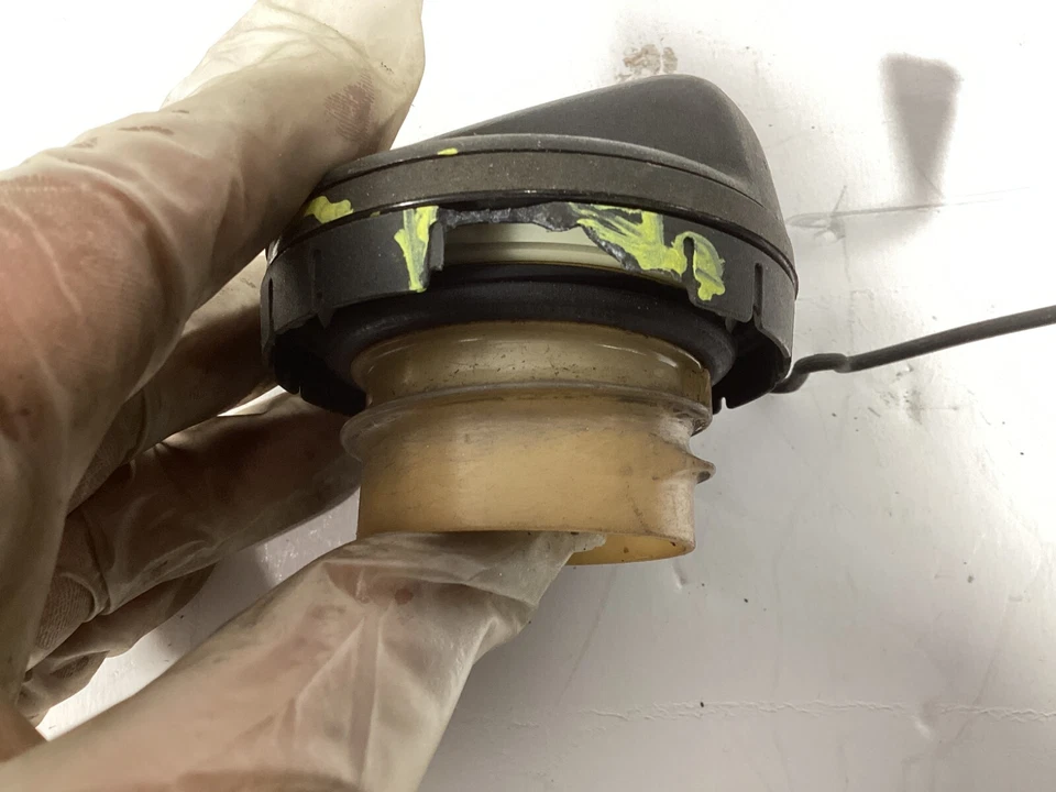 Tapa de llenado del tanque de gasolina Toyota Sienna 2011-2014 77300-06040 OEM. Foto 4 de 4