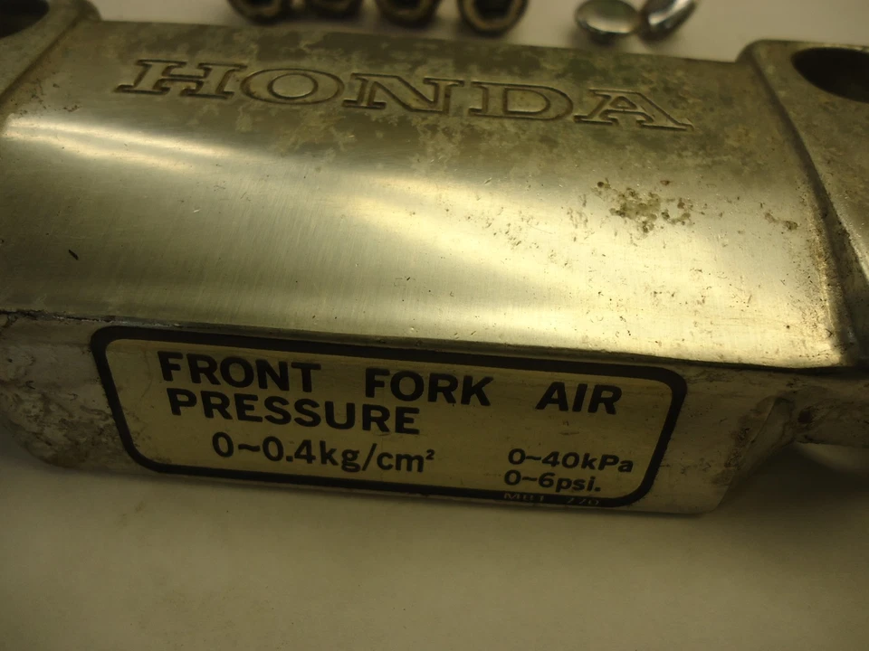 HONDA SHADOW VT700 1984-1985 MANILLAR MANILLAR ABRAZADERA SOPORTE SUPERIOR SUPERIOR VT 700 Foto 2 de 4