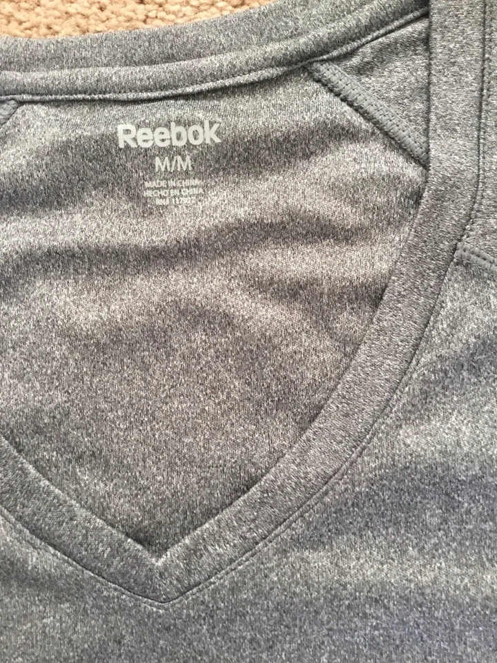 Tênis Reebok Feminino Manga Curta Decote V M Cinza Rosa Yoga Corrida Novo - Imagem 4 de 4