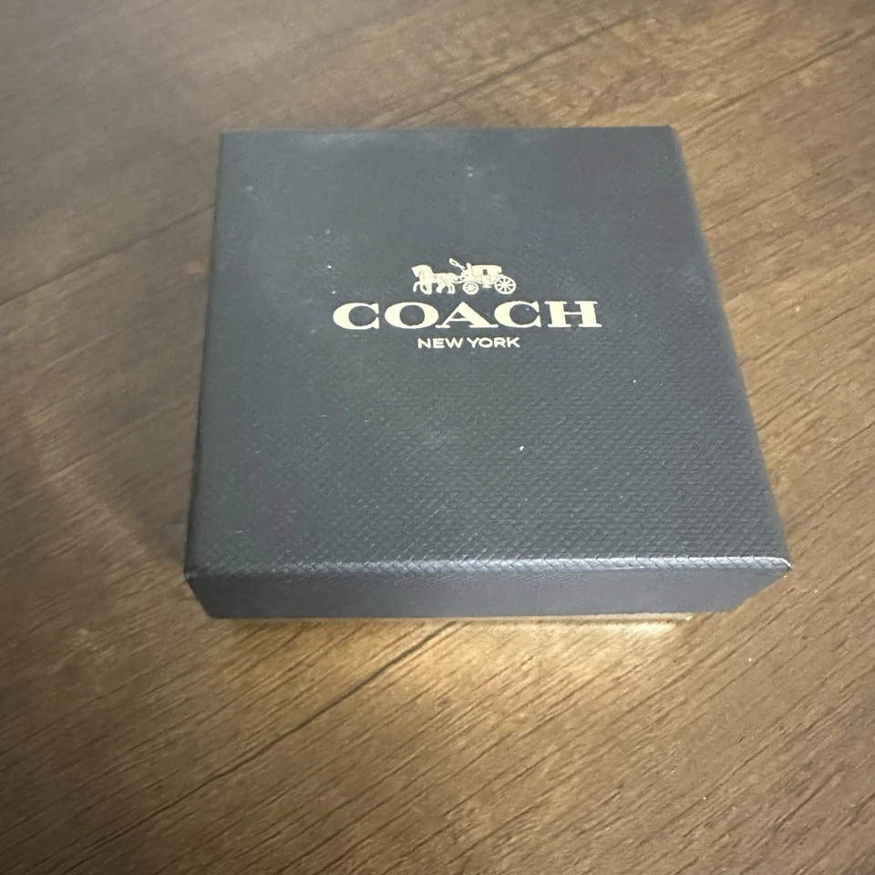 Aretes Coach firma y lazo en caja 2 pares de diamantes de imitación tono dorado delicados Foto 2 de 4
