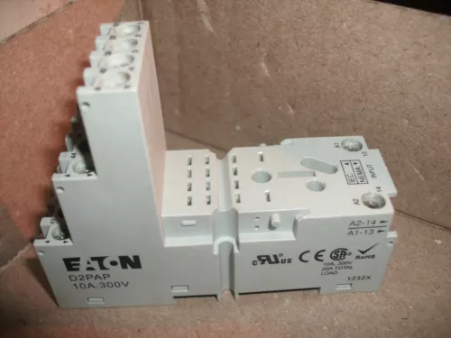 EATON D2PAP 10A/300V RELAY SOCKET - 4 AVAILABLE