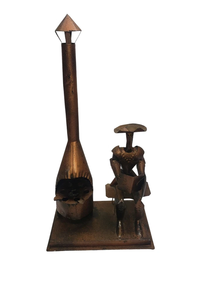 Escultura vintage mexicana hecha a mano de chatarra de metal hombre con libro junto a chimenea Foto 2 de 4
