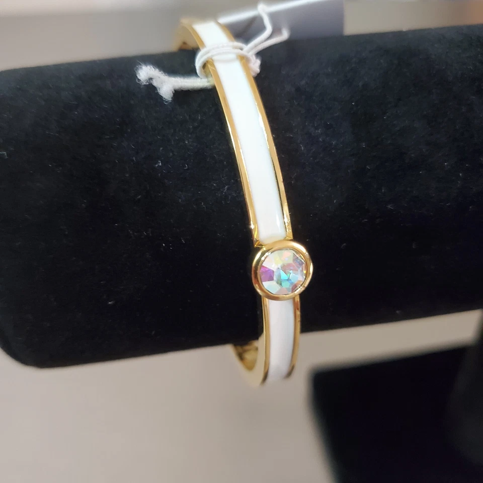 Pulsera Kate Spade New York nueva con etiquetas puño con bisagras para mujer tono blanco y dorado 6,5 pulgadas Foto 4 de 4