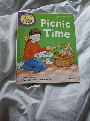 Oxford Reading Tree Read with Biff Chip and Kipper Level 2  '' Picnic time'' 