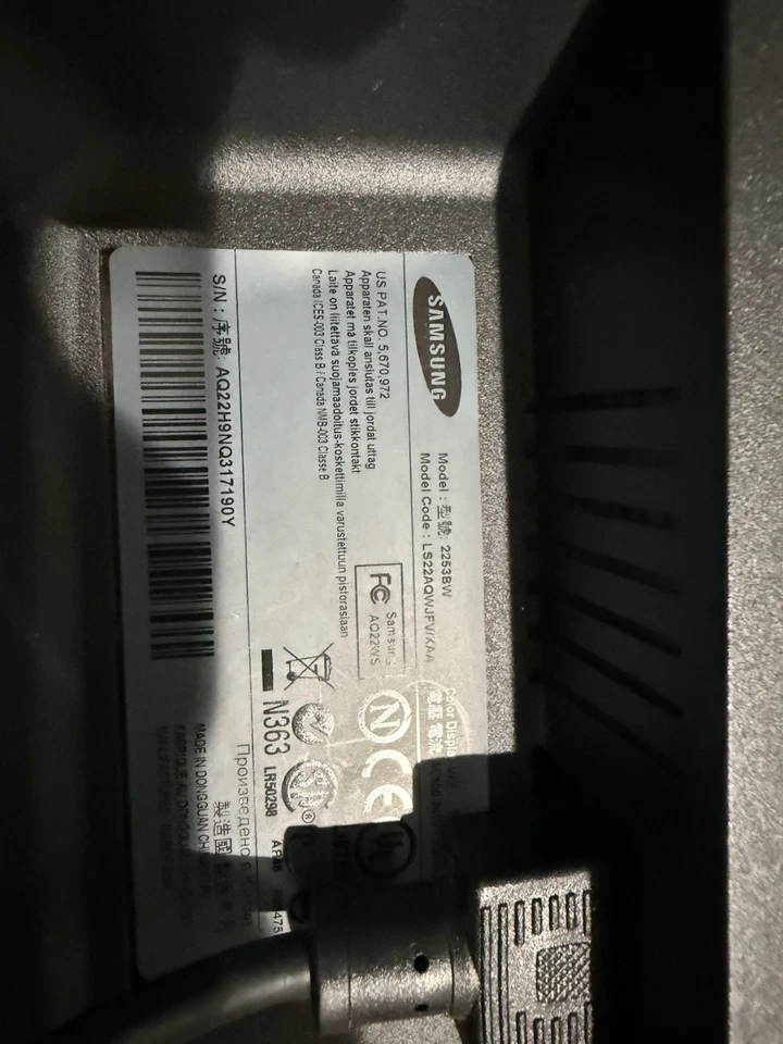 SAMSUNG SyncMaster 2253BW With Base VGA Cable And Power Cord - Image 4 of 4