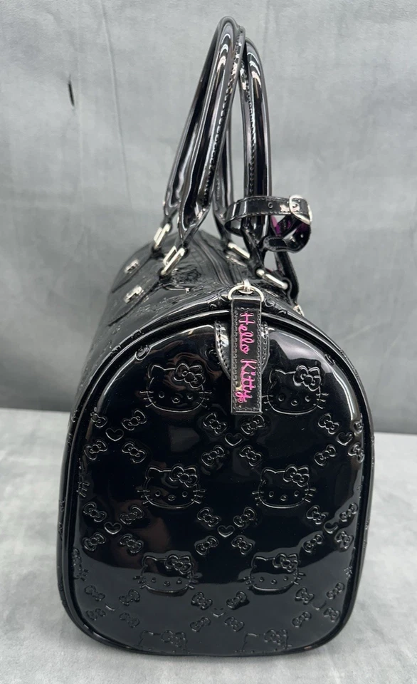 Bolso de Mano Loungefly Hello Kitty Negro Repujado Mango de Vinilo Grande SIL-34114 Foto 4 de 4