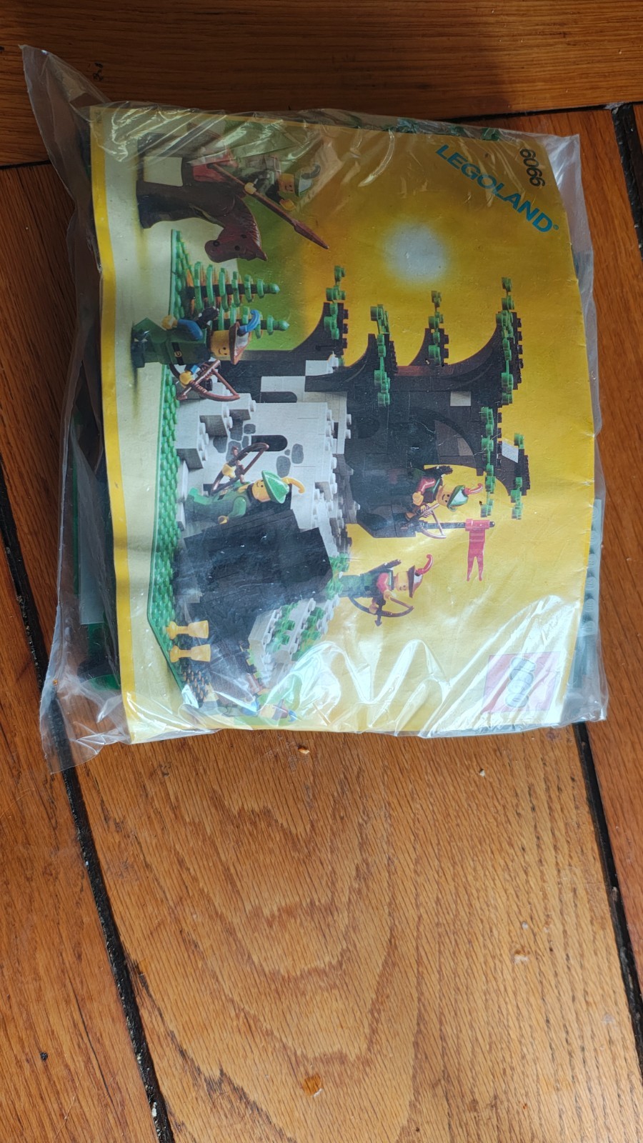 Vintage Lego System Knights Fire Breathing Castle Fortress (6082) & Minifigures