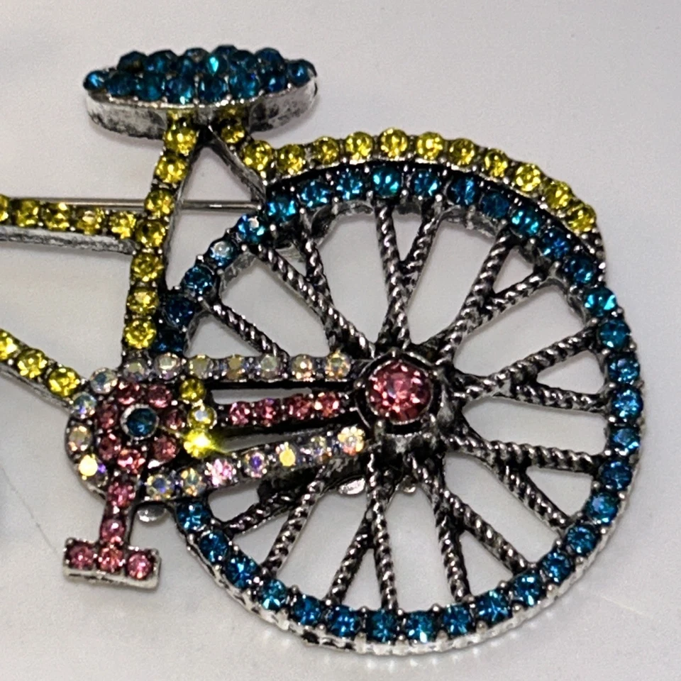 Pin de bicicleta de cristal inspirado en Heidi Daus "Paseo de verano" 3 pulgadas Foto 4 de 4