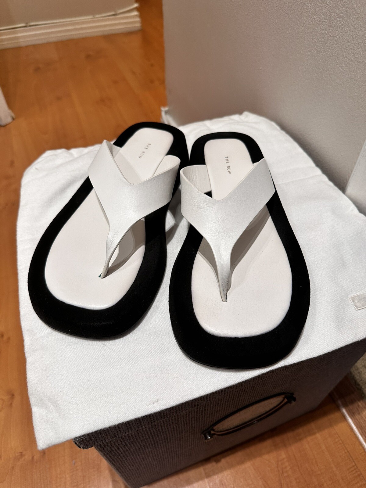 FILA Sandali THE ROW $925 Ginza perizoma in pelle bianca naturale neri plateau 39