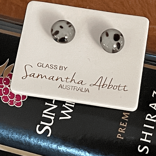 Aretes de vidrio en tonos negros de la artista australiana Samantha Abbott - Imagen 10 de 10