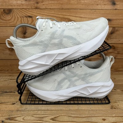 Asics Turnschuhe Damengröße UK 6 NovaBlast 5 dreifach weiß Straßenlauf Fitnessschuhe