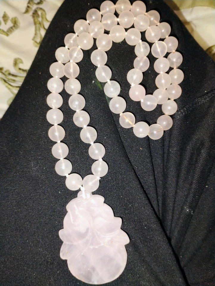 Collar colgante vintage de cuarzo rosa chino anudado a mano con cuentas con loto tallado Foto 3 de 4