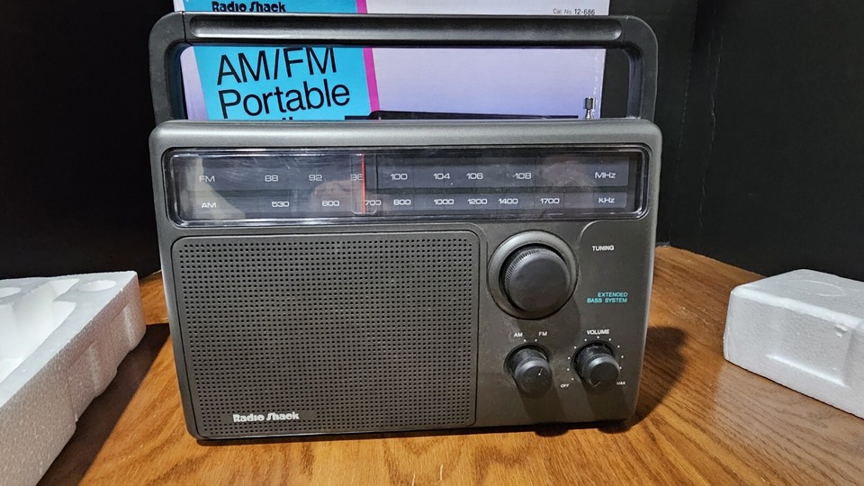 NEW IN BOX Vintage Realistic by Radio Shack AM/FM Portable Radio 12-686 ...
