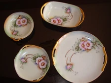 HAND PAINTED SIGNED SET OF 4 SERVING PLATES, ROSES & GOLD