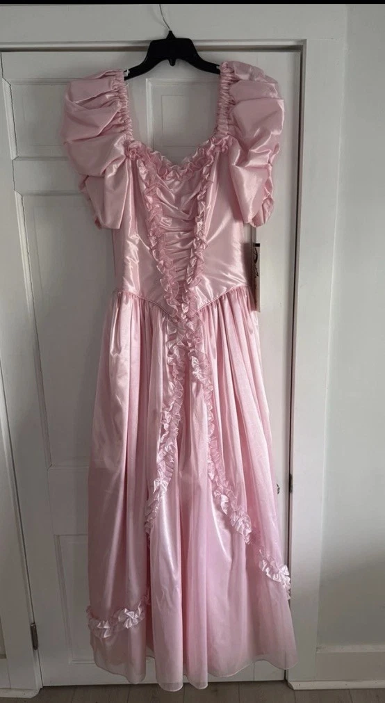 how to layer a formal dress with Dress: 5 Styling Tips Brand_Ladivine main image 0